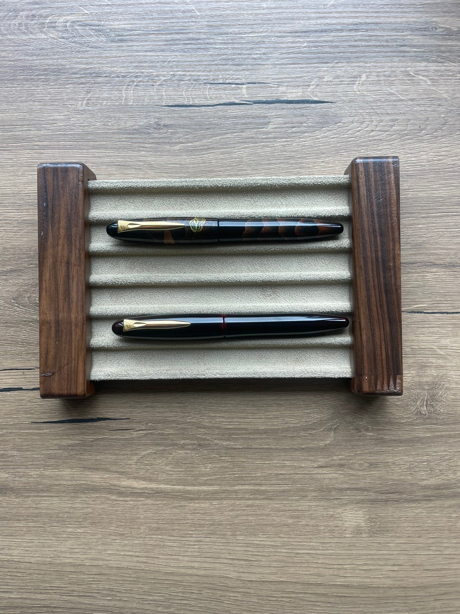 E016 - SOLID WALNUT WOOD FOOTED PEN MAT  - 6 PENCILS