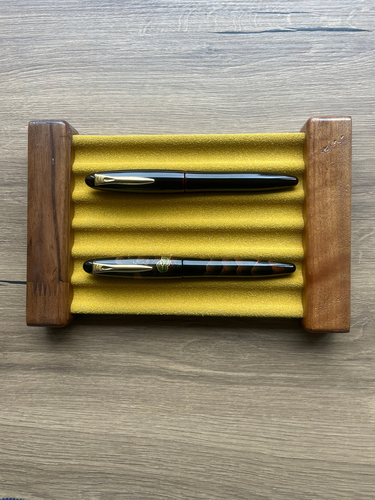 E016 - SOLID WALNUT WOOD FOOTED PEN MAT  - 6 PENCILS